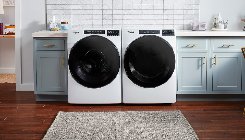 Nevecón 4 puertas Whirlpool con espacios adaptable y anaqueles convertibles de refrigerador a congelador.